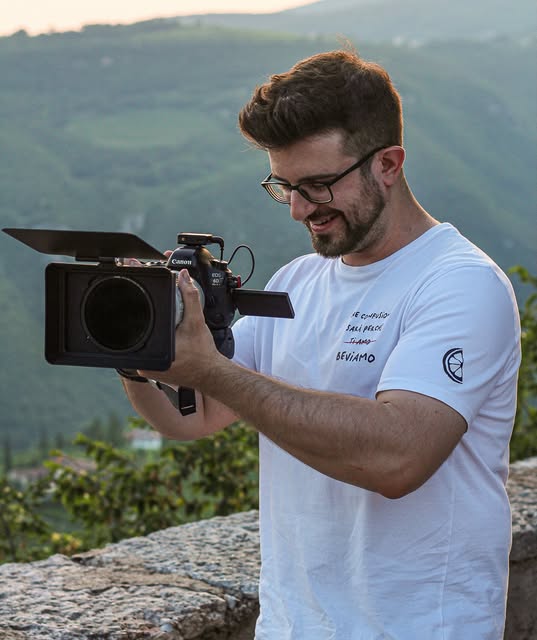 Il fotografo al lavoro dietro l'obiettivo